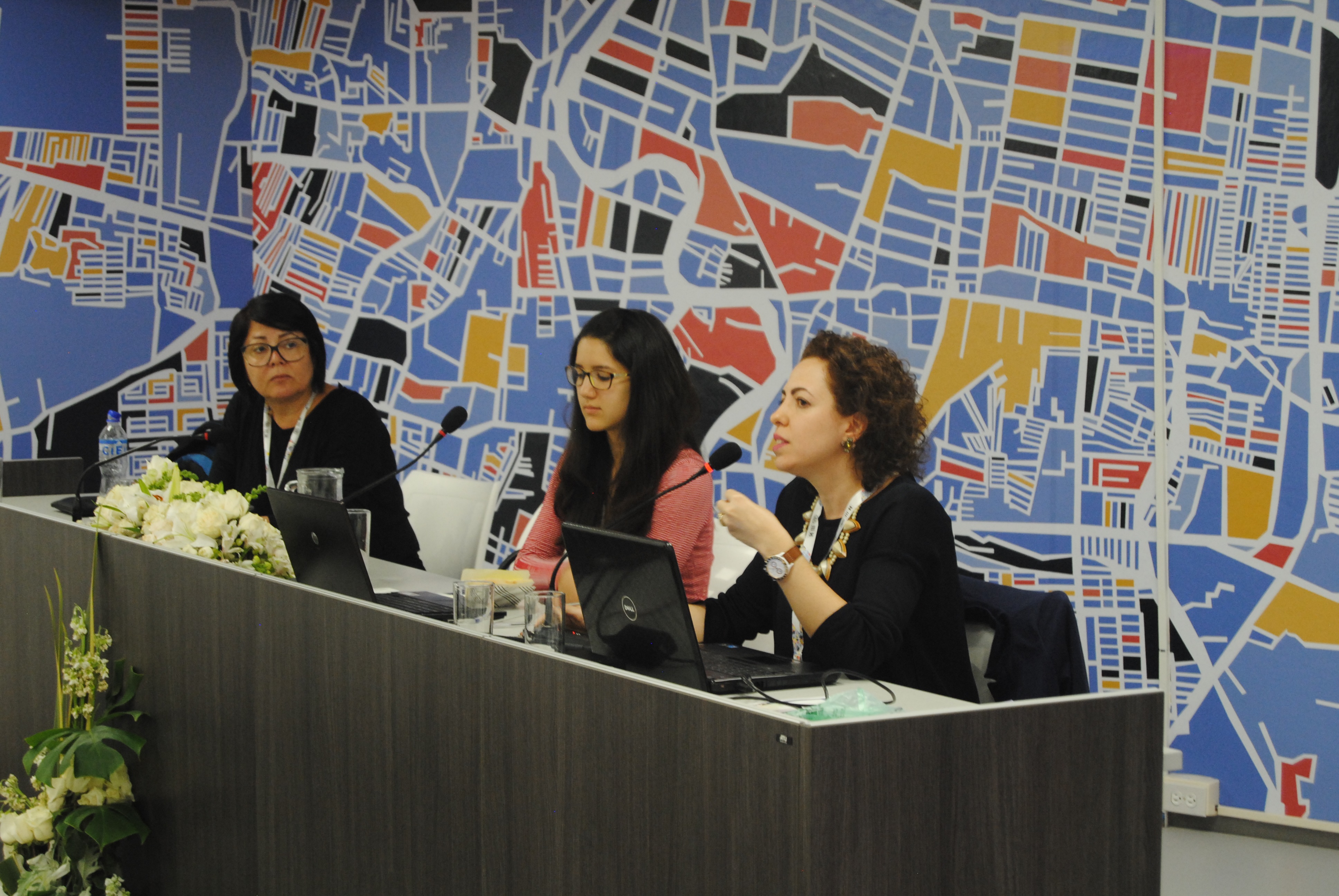 foto das colaboradoras RAPS Camila Salvatore e Juliana Freire conduzindo a apresentação na Conferência.