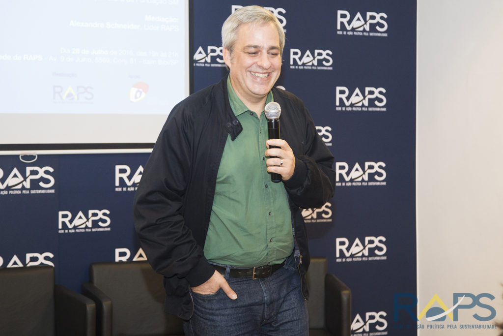 Foto de Alexandre Schneider, Líder RAPS e Diretor Executivo Adjunto da organização em um dos eventos da RAPS, com o microfone na mão