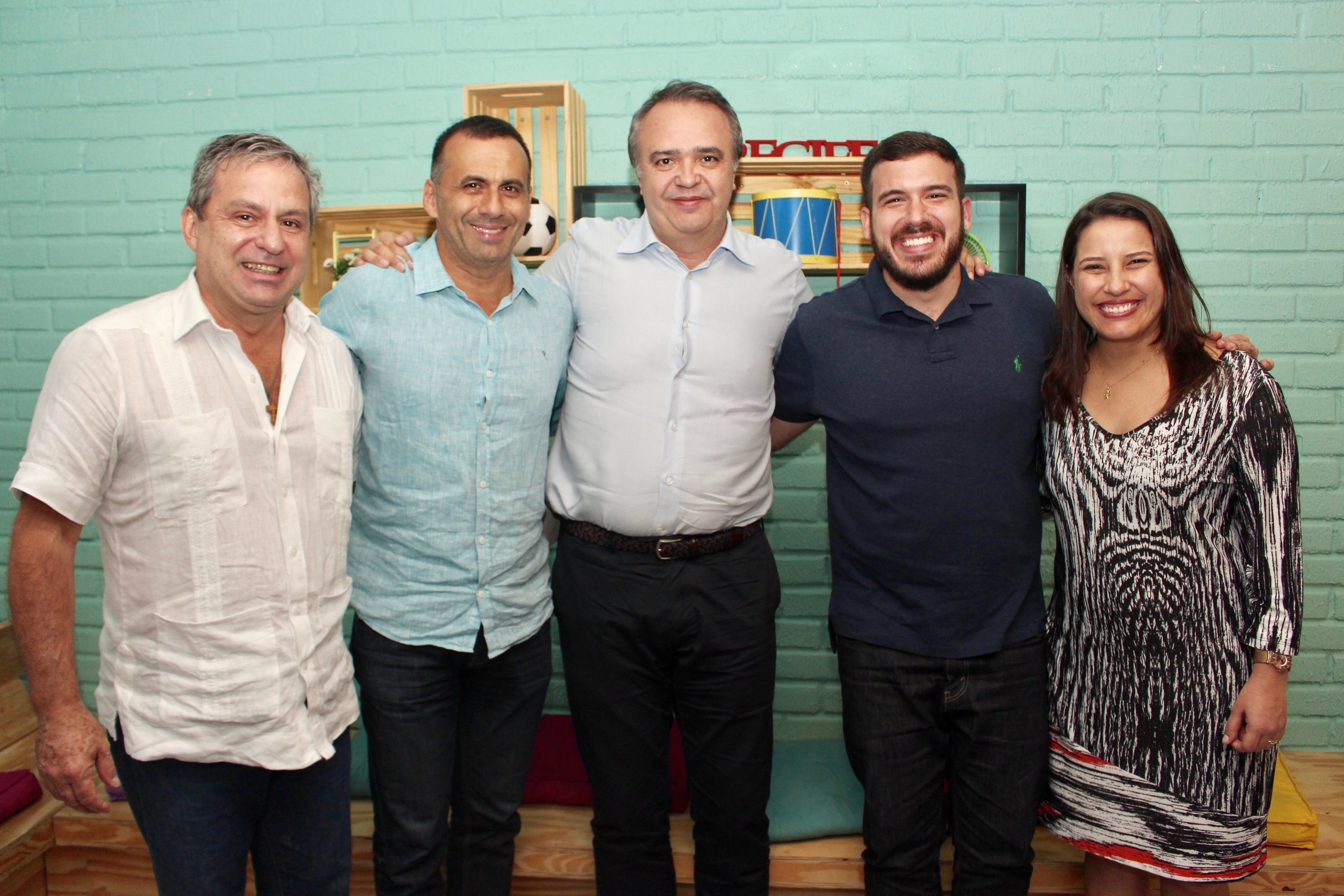 Foto. Da esq. p/ dir.:Deputado Tadeu Alencar, Secretário Sérgio Xavier, Marcos Vinícius de Campos, Fernando Holanda e Prefeita Raquel Lyra